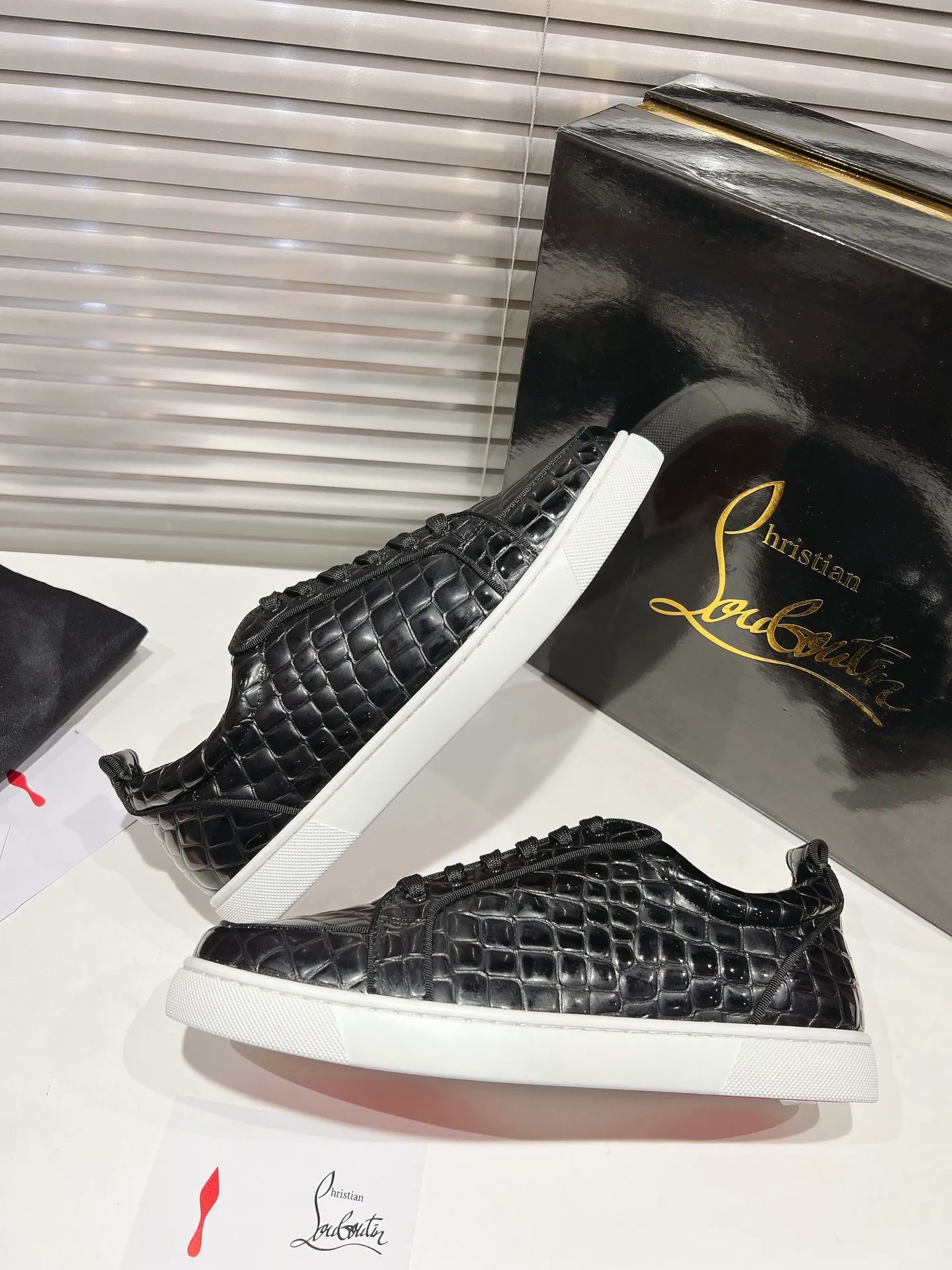 👟👟Ex-factory price 680👟👟 ╔Low top black stone pattern rim model╗ ·Top version customization·²⁰²²𝐬𝐬 𝑪𝒉𝒓𝒊𝒔𝒕𝒊𝒂𝒏 𝑳𝒐𝒖𝒃𝒐𝒖𝒕𝒊𝒏 ▪️No matter the last shape, fabric, diamonds, nails, lining, outsole, they are as close as possible to ZP... ▪️The original sole is specially provided by the original factory ▪️The lining is imported water-dyed cowhide ▪️Private customization time is about 3-7 days —————— Size: Women's 35M-41M Men's 38M-47M, half size can be customized